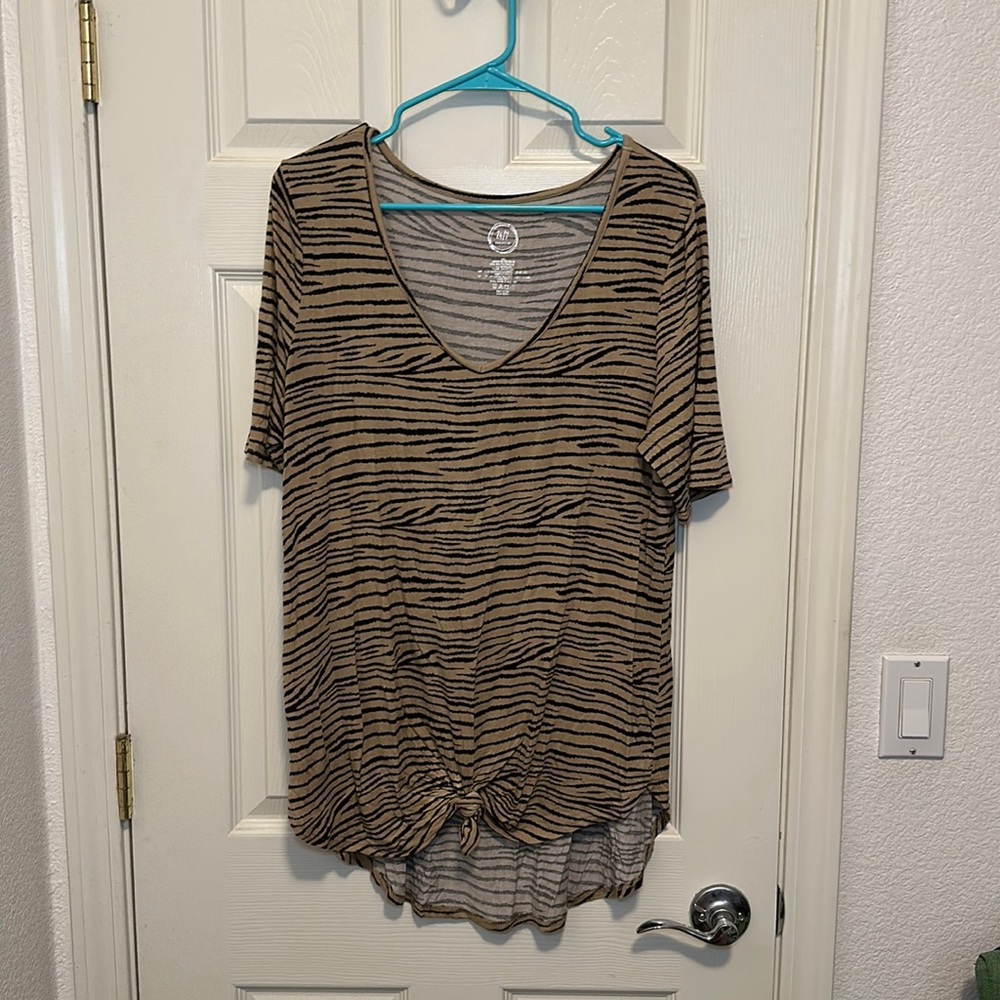 🐅 Maurice’s Animal Print Knot Hem Tee Top 24/7